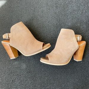 Size 8.5 Peep Toe Booties Gentle Souls by Kenneth Cole Brown